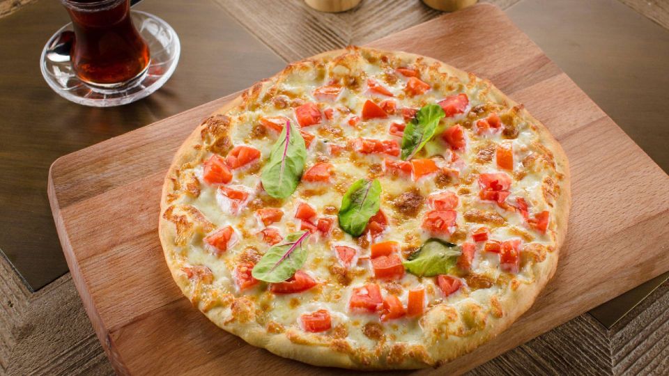 Приготовите вкуснейшую пиццу с сочной начинкой за 10 минут: месить тесто не нужно