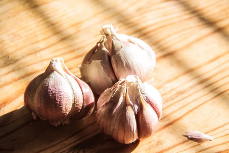 Понадобится только теплая вода: как очистить чеснок в два счета