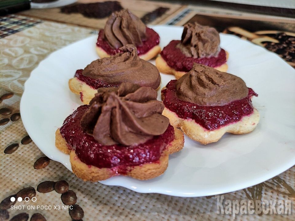 Песочное печенье с вишней и шоколадом: гурманам на заметку