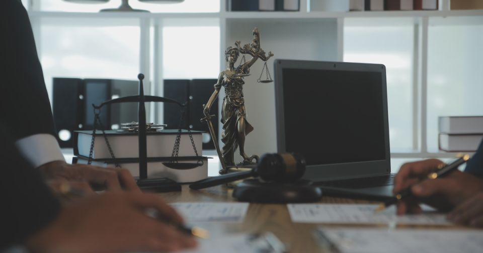 Раскрытие информации о договорах в ГИС ЖКХ: актуальные судебные споры и экспертные мнения