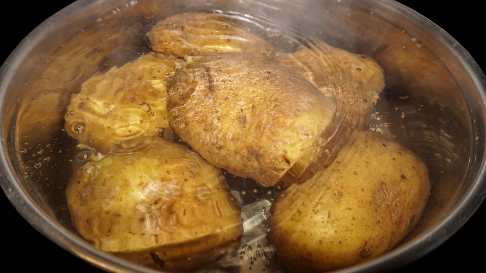 С этой хитростью дешевая картошка не разварится: вот как не допустить месива