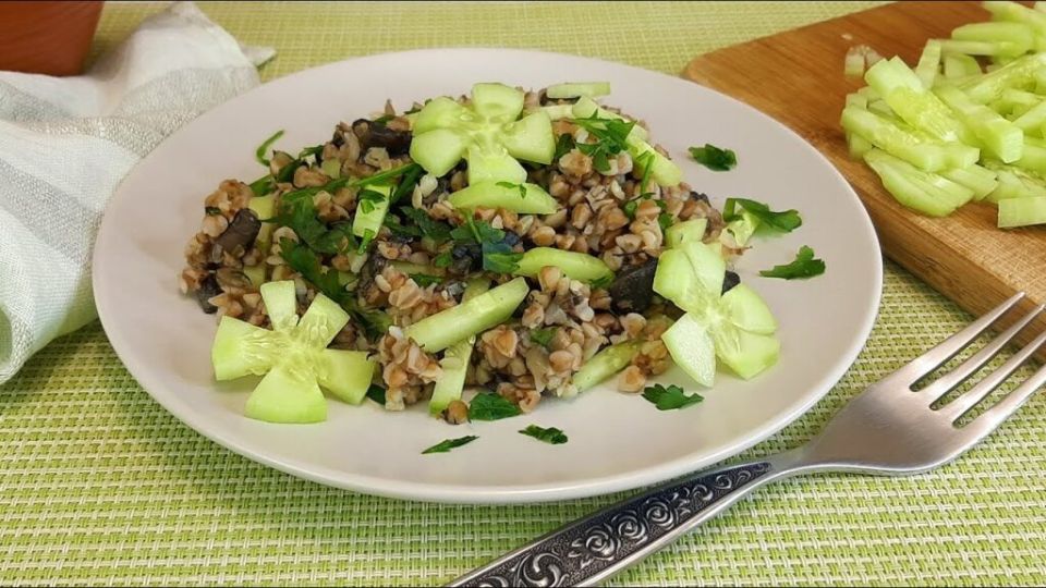 Гречка с грибами и свежестью огурцов: простое и вкусное блюдо для всей семьи