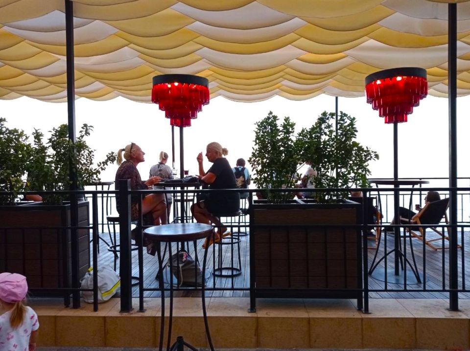 Женщины у моря: как стиль и уверенность становятся частью жизни после 50