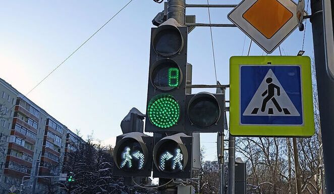 Поворот направо при зелёном свете: новая точка зрения от судей