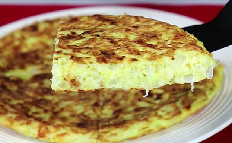 Легкий пирог с капустой на сковороде: как удивить семью всего за 10 минут