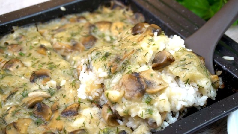 Экономный и вкусный ужин: рис с грибами в духовке на каждый день