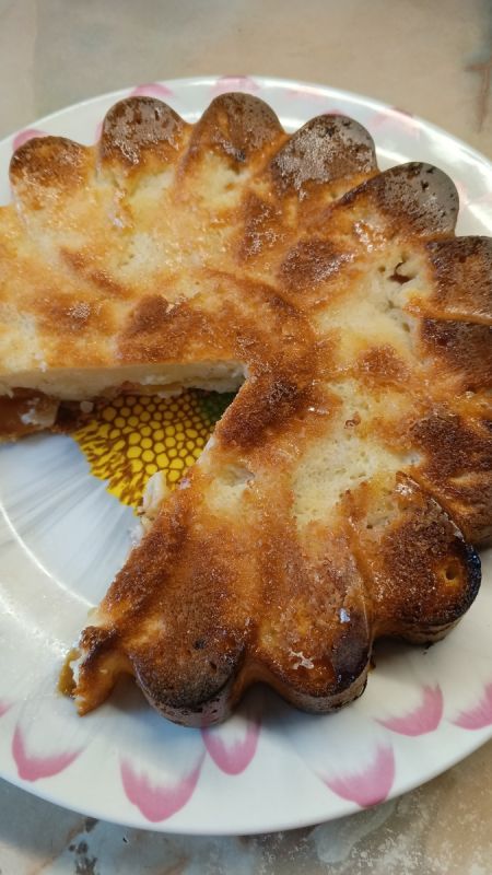 Шарлотка с карамельной корочкой: как сделать идеальный осенний десерт