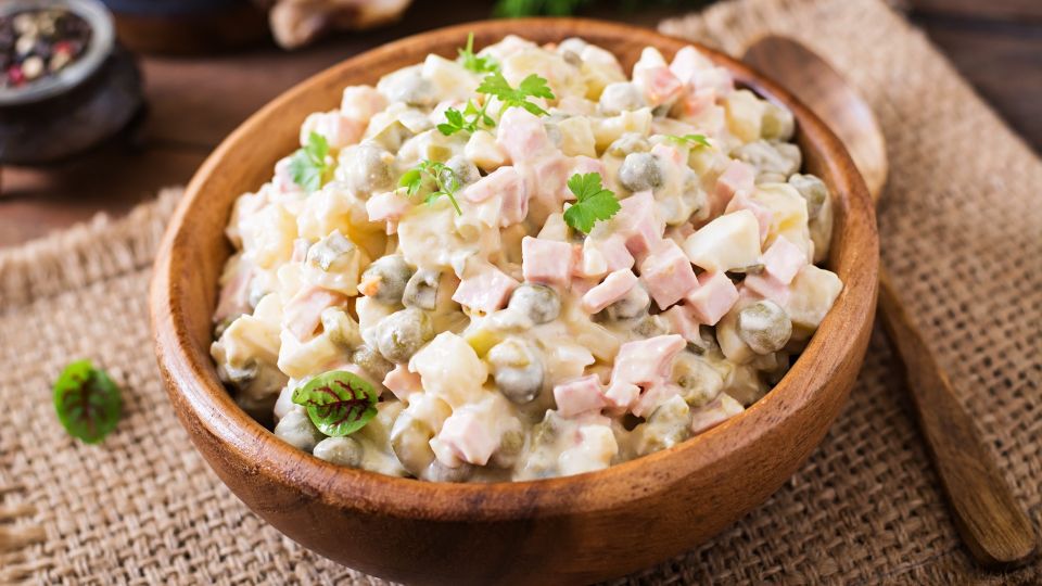 Без подсказки не придумаешь: домочадцы ахнут от такой эффектной подачи оливье