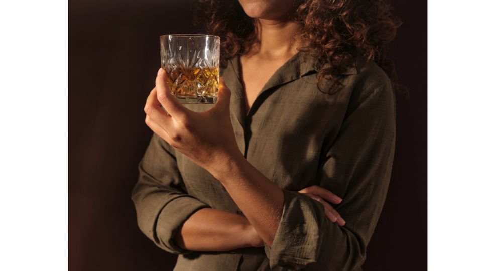 Распитие алкоголя на рабочем месте после часов: кого оберегает закон?