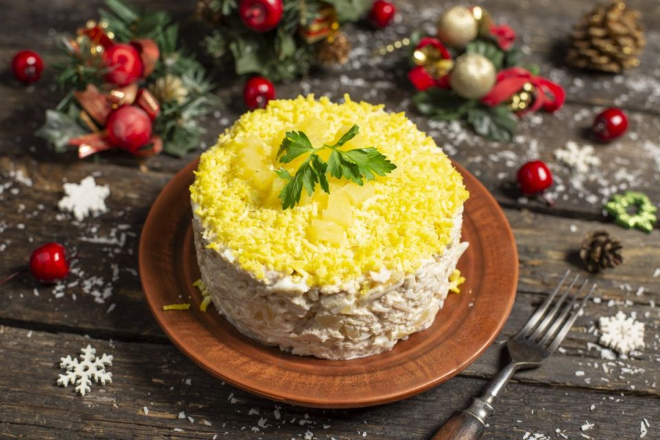Салат с курицей и ананасом: идеальный выбор для новогоднего стола