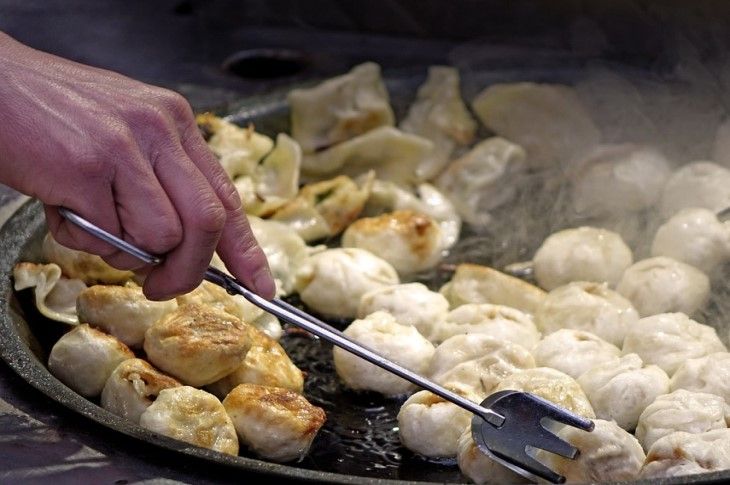 Как пожарить пельмени, чтобы получилось вкусно: есть 2 варианта