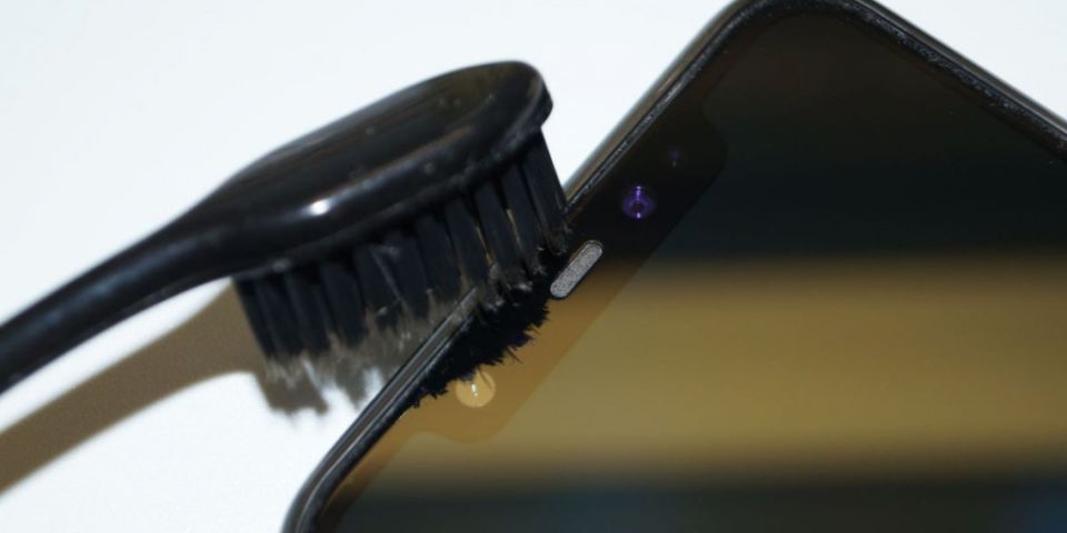 Как правильно чистить экраны смартфонов и ноутбуков