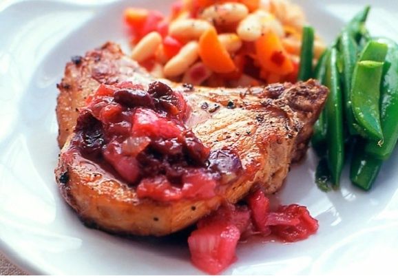 Тушёная свиная корейка: как удивить гостей ароматным блюдом