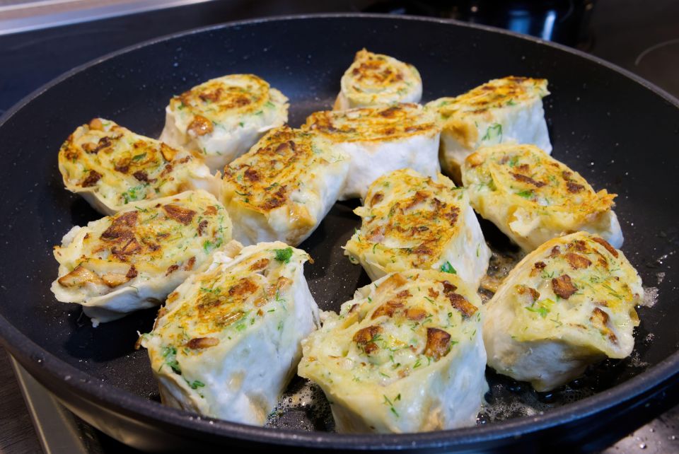 Проще чем омлет, но намного вкуснее: рецепт рулета с ветчиной и яйцами на завтрак