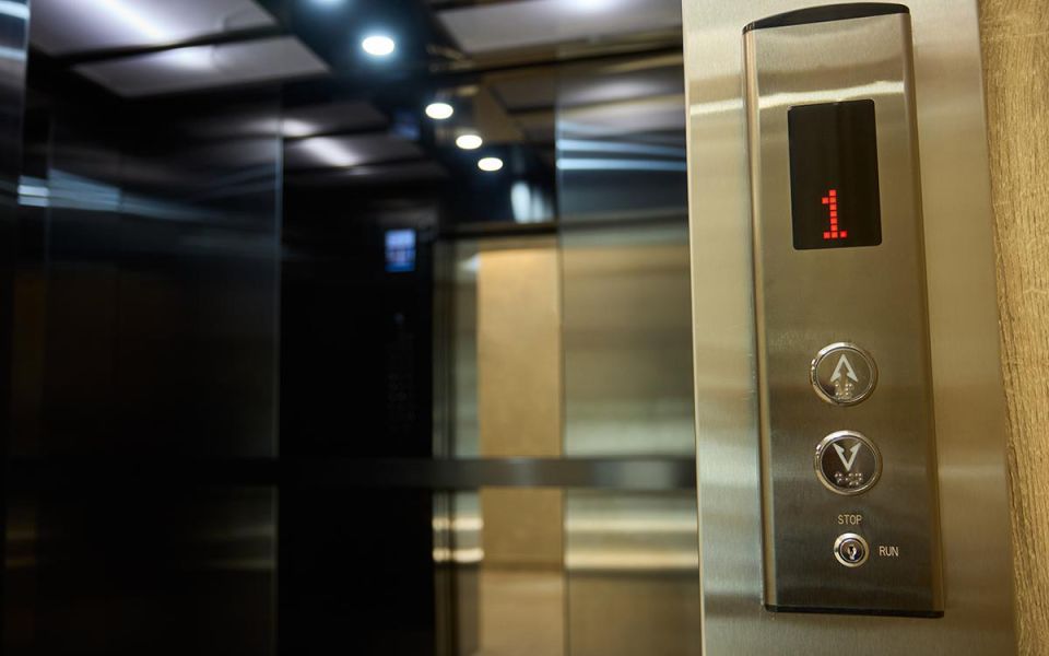 Безопаснее, чем когда-либо: что ждет жильцов многоэтажек после вступления нового закона о лифтах