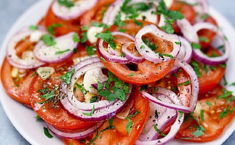 Томатный салат с красным луком: быстрая закуска, способная удивить