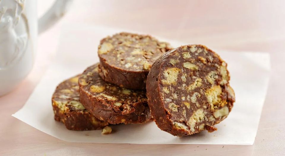 Шоколадная колбаса из печенья и какао — простая сладость семейного чаепития