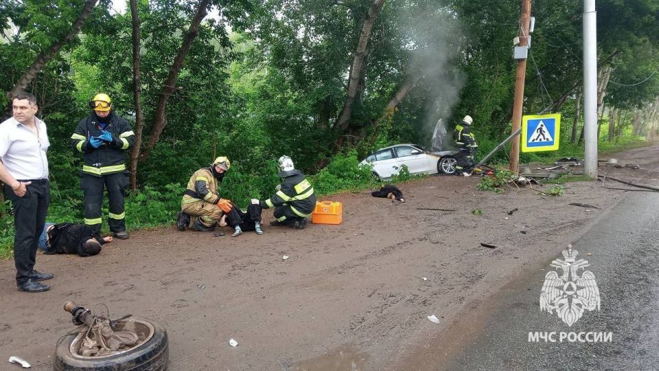 В Уфе БМВ врезался в светофор и вылетел с дороги: мощного удара у легковушки оторвало колесо, есть погибший