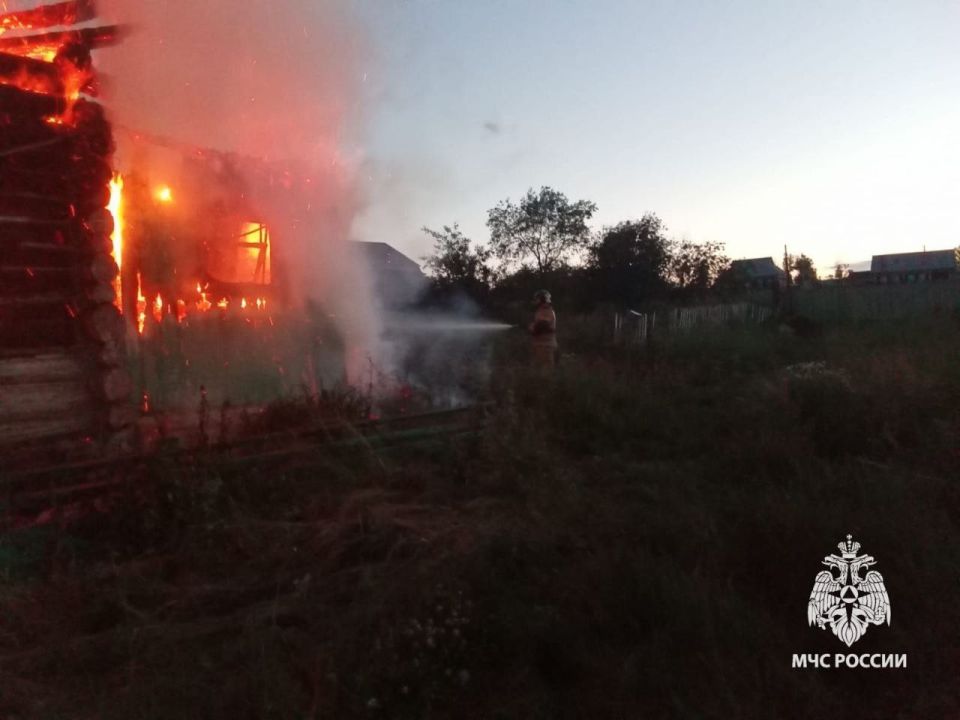 Двое детей успели выбежать из горящего дома, женщина погибла