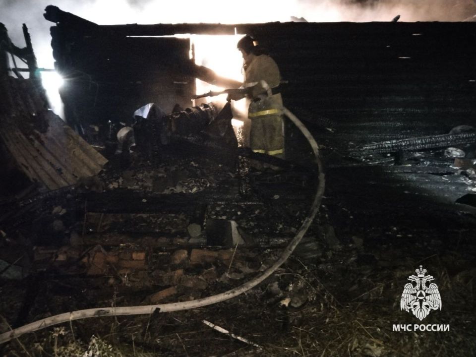 Двое детей успели выбежать из горящего дома, женщина погибла