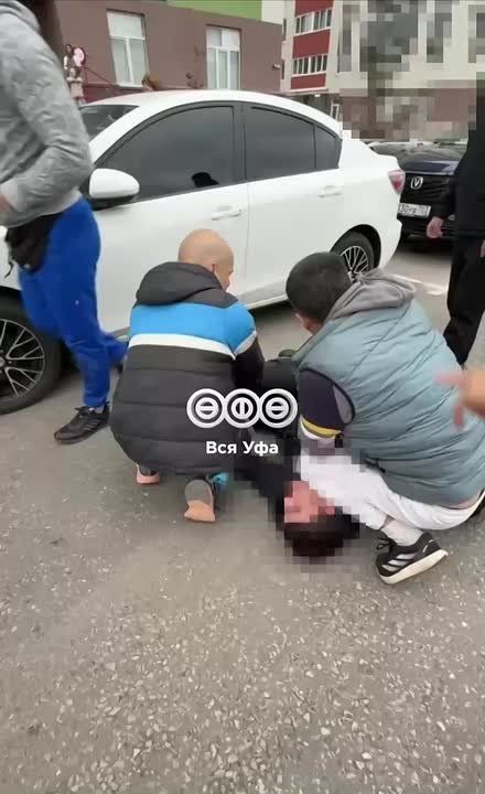 Родители воспитанников одного из детских центров развития в Деме скрутили мужчину, который решил справить нужду прямо у входа в учреждение, а после замечаний прохожих кинулся на них с кулаками