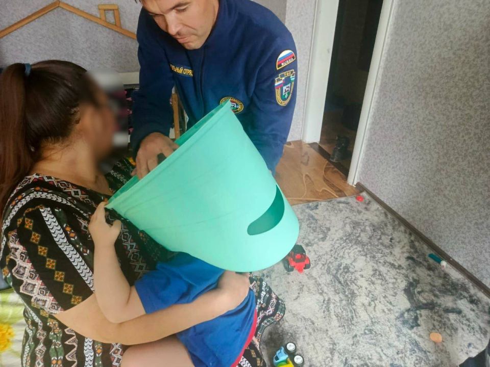 Надел горшок и не смог снять: спасатели УГЗ освободили 2-летнего мальчика из «плена»