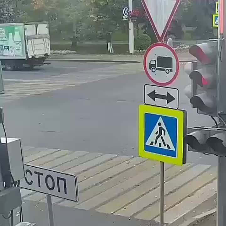 В Уфе парень перенес бабушку через дорогу