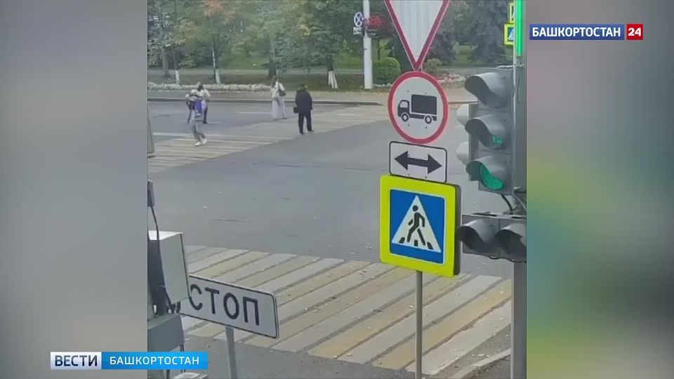 Уфимец на руках перенес бабушку через дорогу