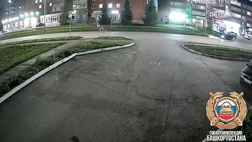 Смертельное ДТП в Башкирии: 20-летний водитель "Лады Приоры" наехал на маму с пятилетней дочкой на пешеходном переходе в городе Туймазы, а затем врезался в магазин