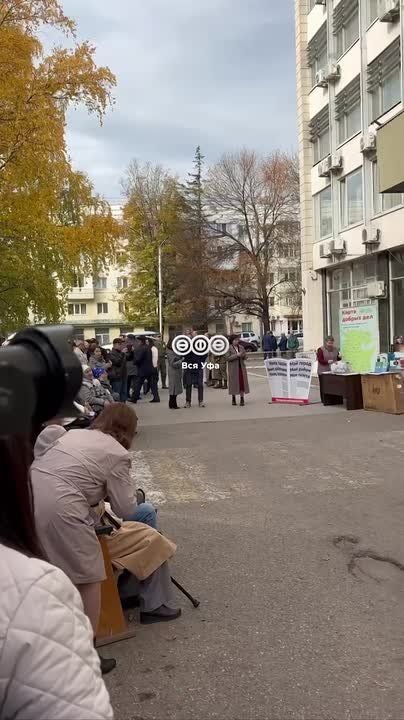 В Уфе, на площадке перед Домом печати, проходит праздник — День подписчика