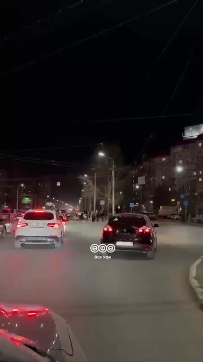 Ещё видео с места ДТП. По словам очевидцев, легковушка и карета скорой помощи с проблесковыми маячками столкнулись лоб в лоб