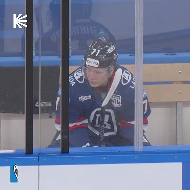 Хоккеист получил штраф в матче КХЛ за игру двумя клюшками