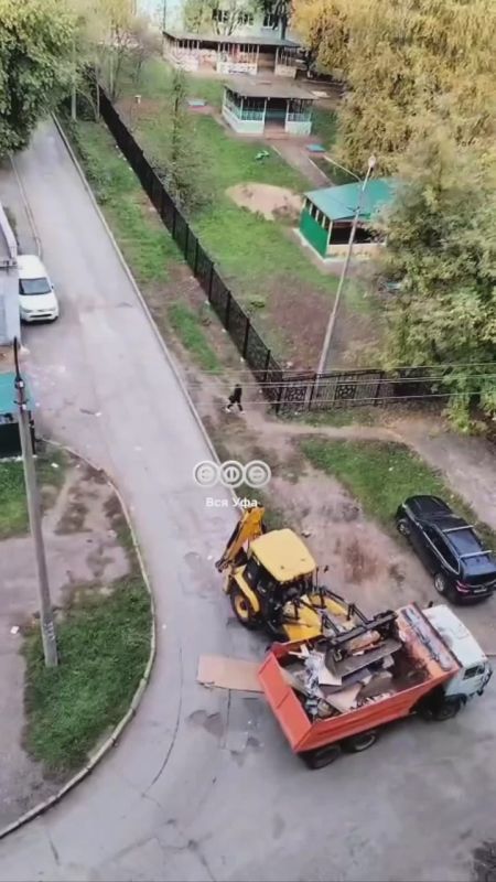 После нашей публикации УК приступила к уборке мусора на ул. Комсомольской, между домами №27 и №27/1