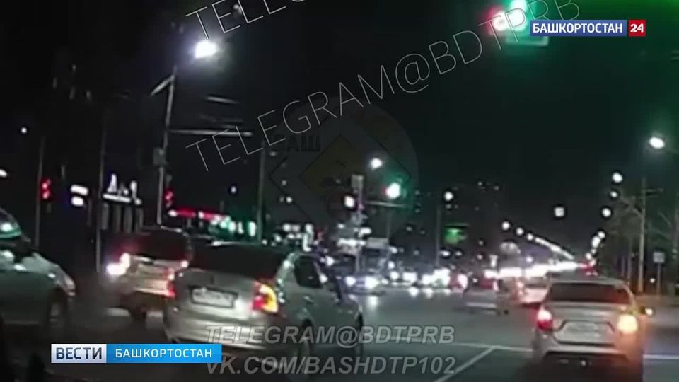 Появилось видео момента аварии с участием «скорой» и двух легковушек в уфимском Сипайлово