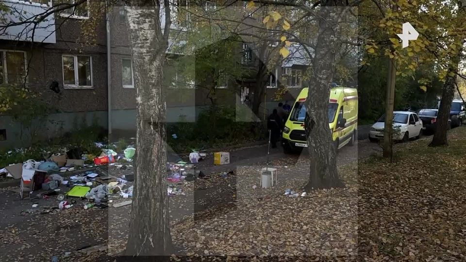 Выбросил ребенка с мусором: соседка мужчины, который сбросил трехлетнюю дочь с четверного этажа дома в Уфе, рассказала РЕН ТВ, что мужчина злоупотребляет алкоголем