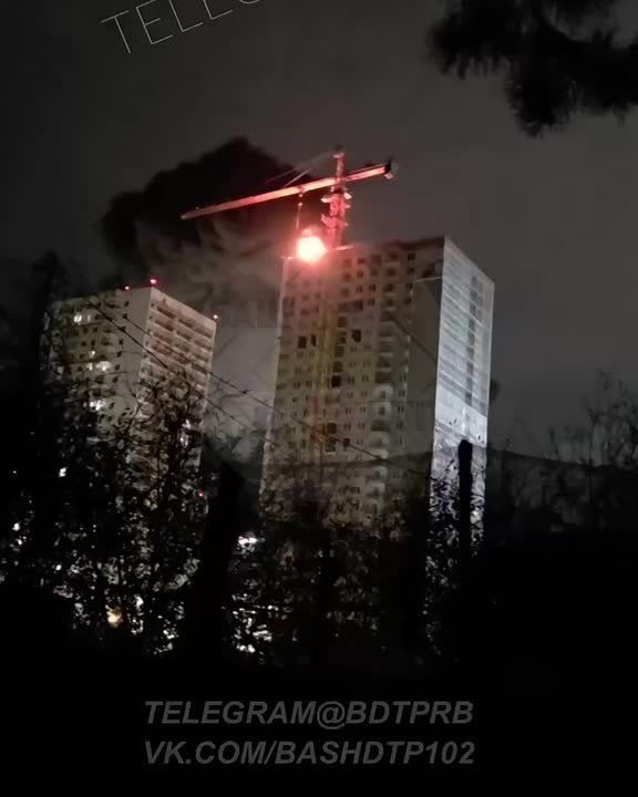 Горит крыша ЖК «Новаленд» в Затоне