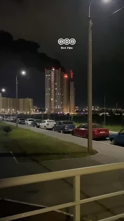 В Затоне пожар — горит крыша многоэтажки на улице Дружбы народов