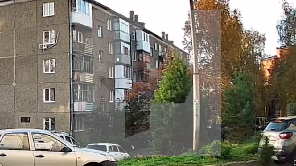 Кадры, на которых видно, как отец выкидывает трехлетнюю дочь из окна квартиры в Уфе, поступили в распоряжение РЕН ТВ