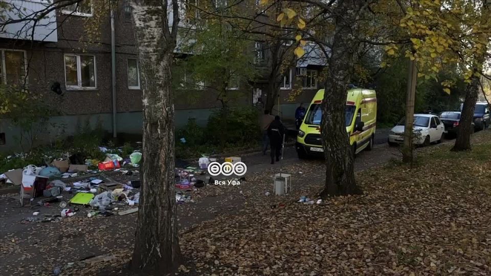 На этих кадрах полицейские выводят мужчину из дома