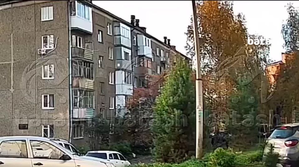 Момент, как отец выкидывает маленькую дочь из окна, на Ульяновых