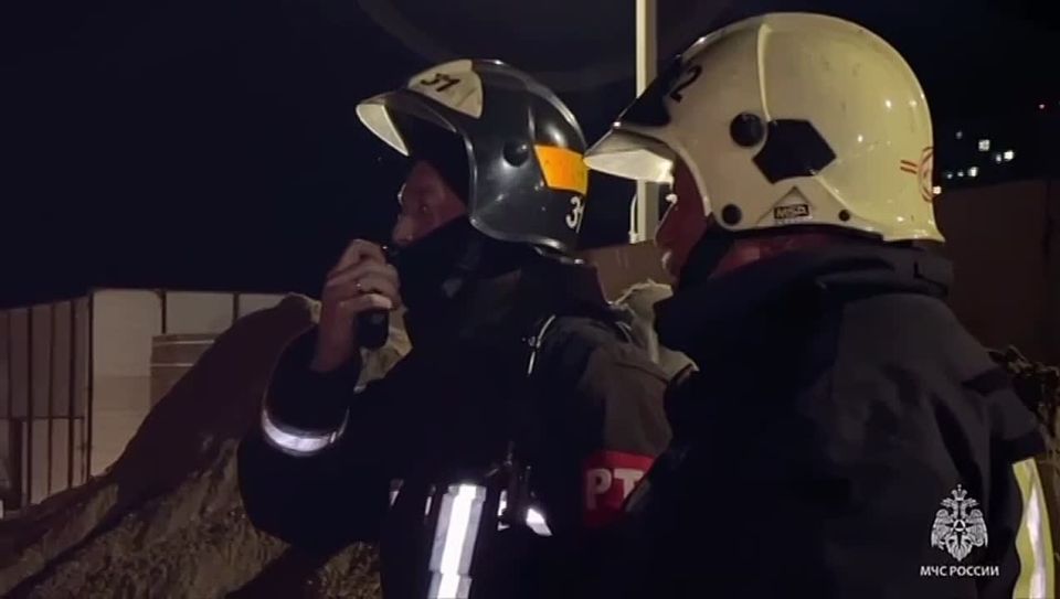 Работа пожарных на кровле ЖК "Новалэнд"