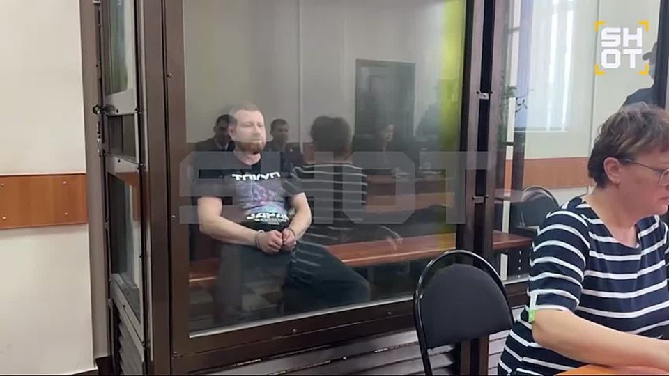 Выбросивший дочь с балкона в Уфе отец показывал факи и корчил агрессивные гримасы в суде — при этом 34-летний Андрей на учёте у психиатра не состоял и раньше вел себя адекватно