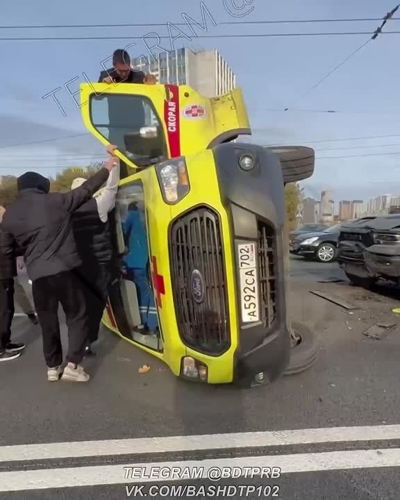 В Уфе перевернулась машина «скорой помощи»