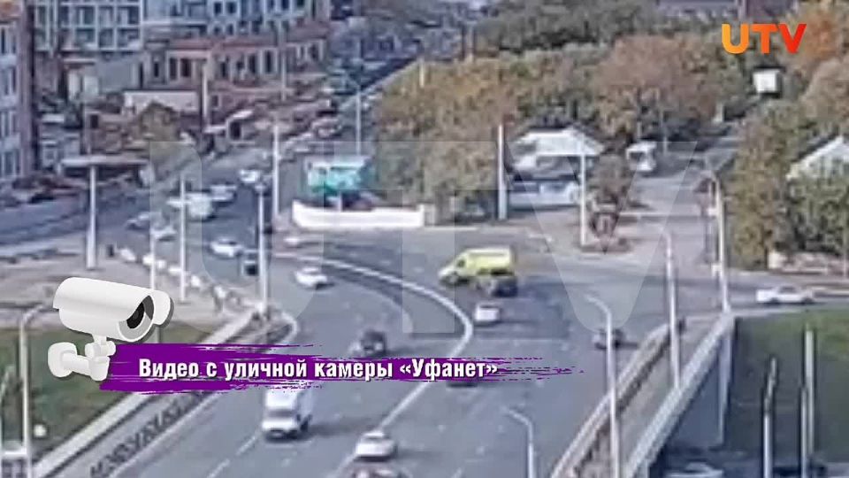 Момент аварии со «скорой» на улице Бакалинская в Уфе