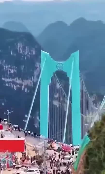 В Китае официально открыли самый высокий мост в мире - Huajiang Grand Canyon Bridge