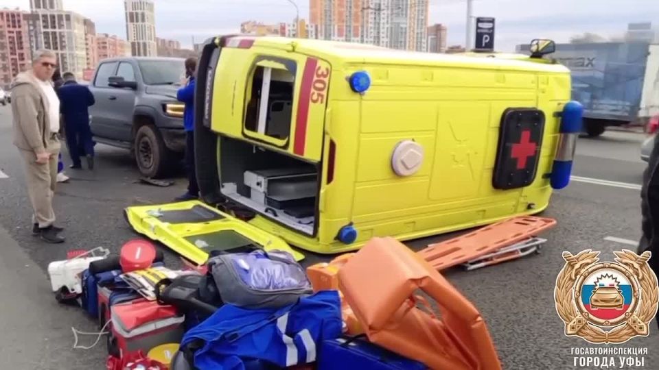 Пять человек пострадали после столкновения машины скорой помощи и внедорожника в Уфе, сообщили в ГАИ
