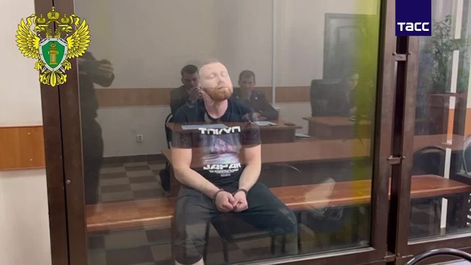 Кадры из зала суда, где арестовали мужчину, выбросившего из окна трехлетнюю дочь