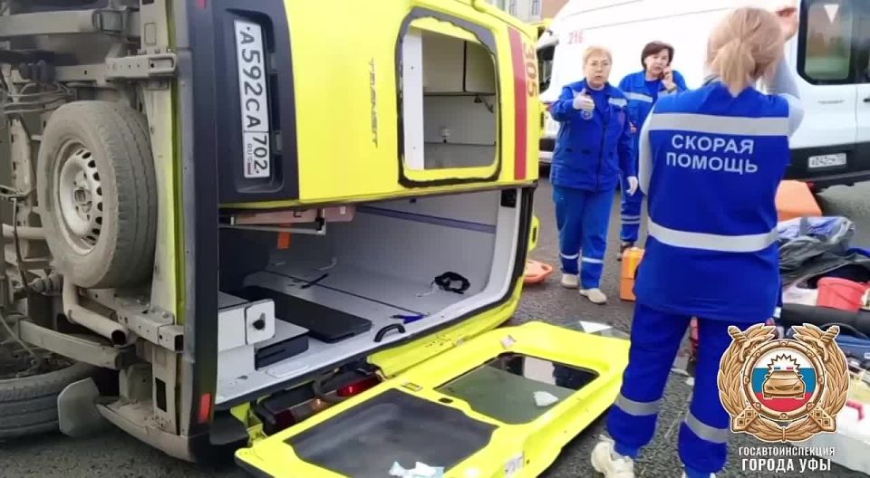 В салоне был пациент и врачи: в ГАИ рассказали подробности ДТП с перевернувшейся машиной "скорой помощи"