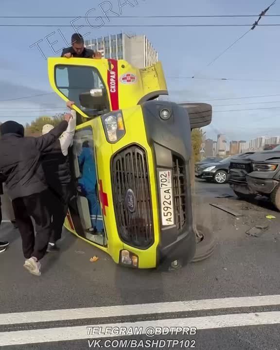 На Бакалинской в Уфе перевернулся автомобиль скорой помощи