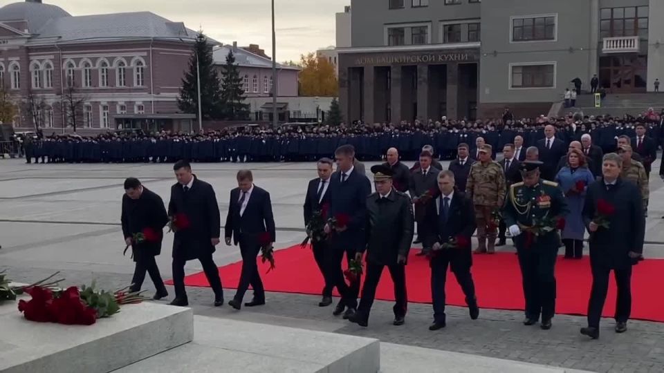 На Советской площади в Уфе возложили цветы к монументу генералу М. Шаймуратову. После этого состоялась церемония посвящения школьников в шаймуратовцы